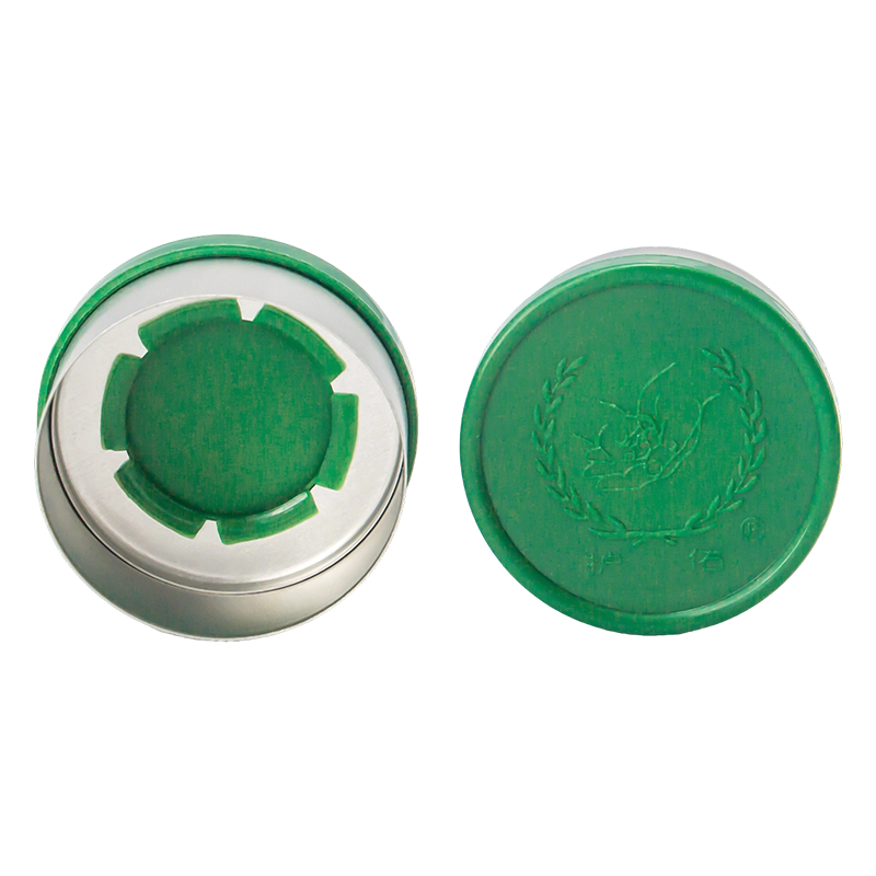 Capuchon en aluminium et plastique détachable.